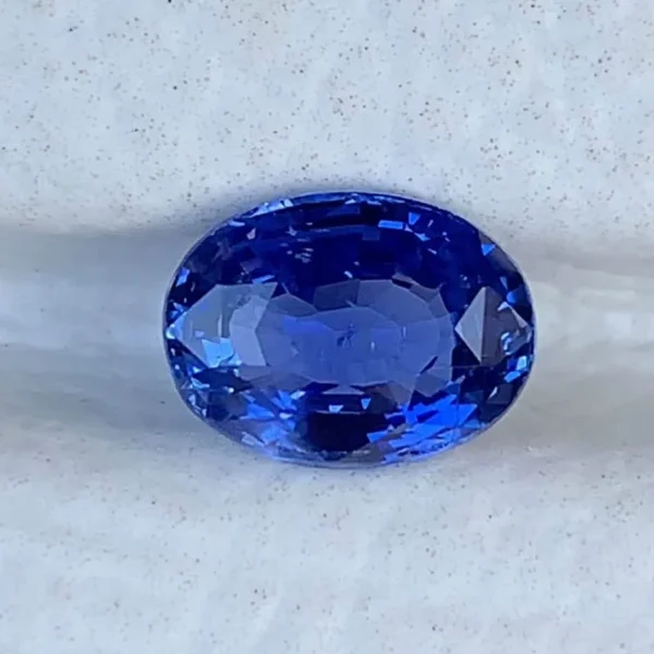 नीलम (Blue Sapphire) - शनि का रत्न